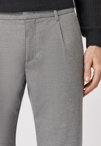 ROY ROBSON Regular Pleat-Front Pants in Grey