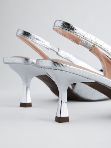 Next - Sapatos abertos atrás em prata