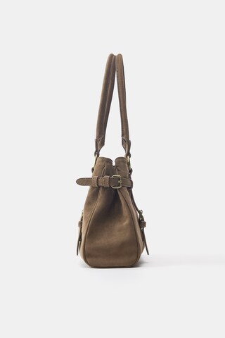 Plase de cumpărături de la Pull&Bear pe maro