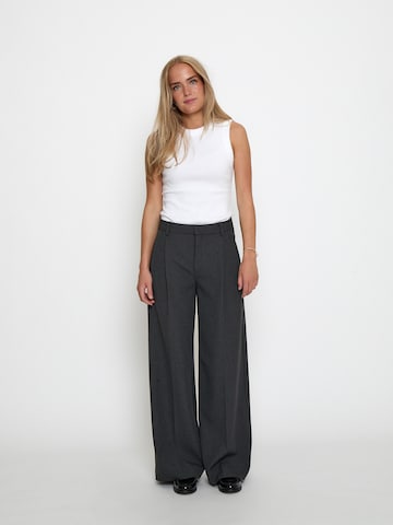 Wide leg Pantaloni 'Vivianne' di minus in grigio
