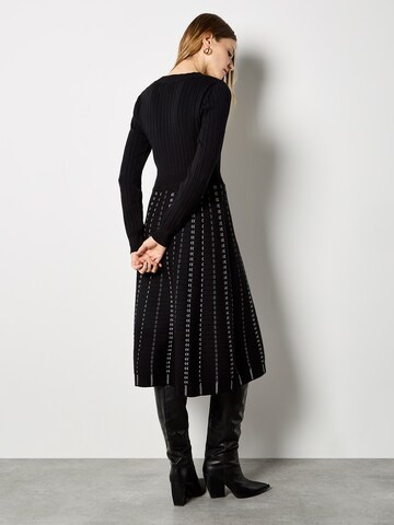 Apricot Kleid in Schwarz