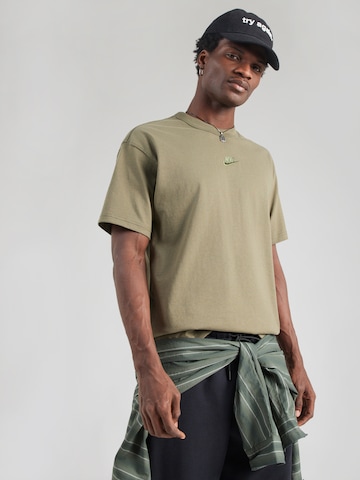 Maglietta 'Premium Essentials' di Nike Sportswear in verde: frontale
