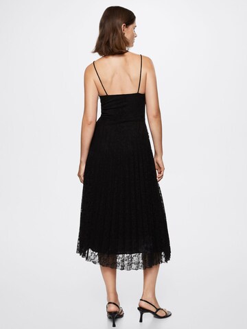 Rochie 'NicoleI' de la MANGO pe negru