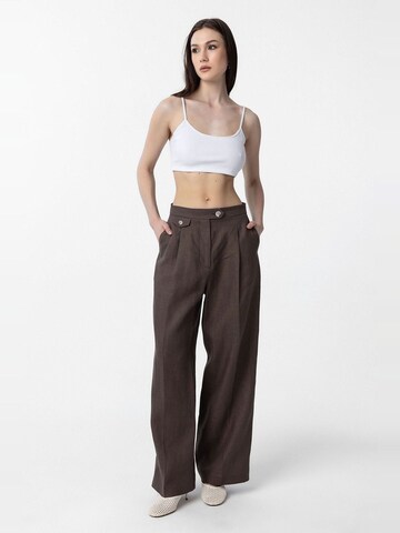 Loosefit Pantaloni con pieghe 'Hilda' di Antioch in marrone