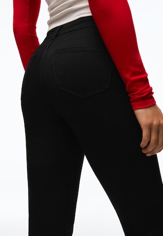 Flared Jeans di Bershka in nero