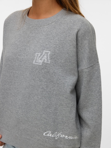 VERO MODA Sweatshirt 'VMTRINA' i grå