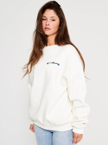 Multiply Apparel Sweatshirt 'Smiley' in Weiß: predná strana