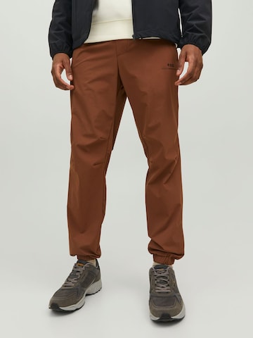 Effilé Pantalon R.D.D. ROYAL DENIM DIVISION en marron : devant