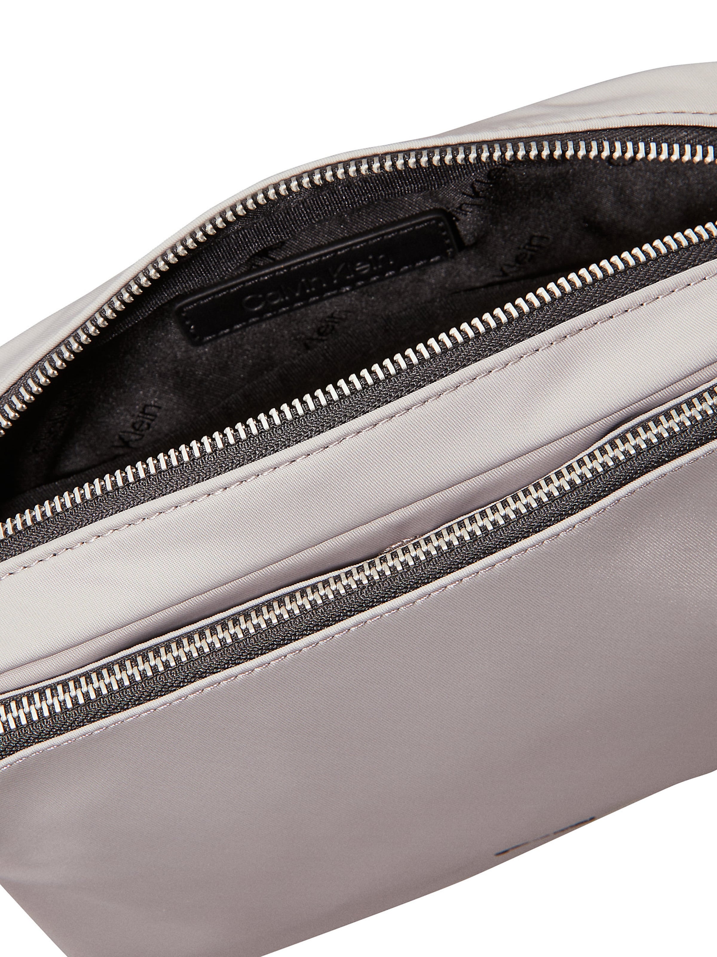 Calvin Klein Umhängetasche in Grau