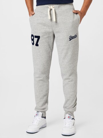 Superdry Tapered Sportbroek 'Vintage Logo Collegiate' in Grijs: voorkant