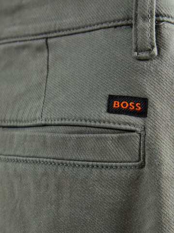 Regular Pantaloni eleganți de la BOSS pe gri