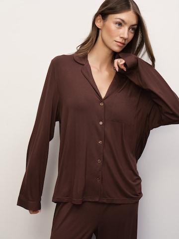 RÆRE by Lorena Rae Πιτζάμα 'Maxima' σε καφέ