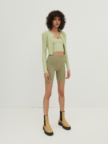 EDITED Skinny Shorts 'Cora' in Grün