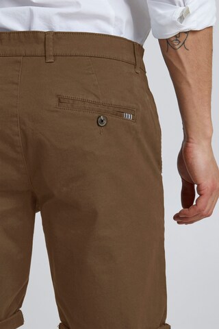 !Solid Regular Chino 'Rockcliffe' in Bruin
