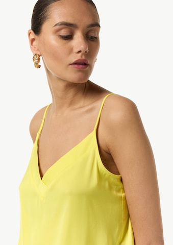 Top di COMMA in giallo