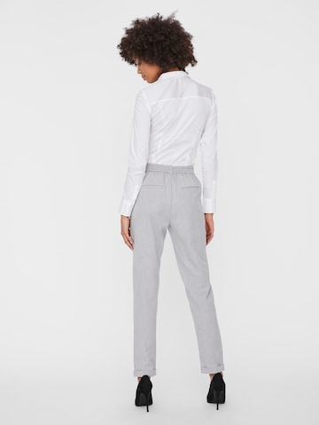 Coupe slim Pantalon 'Maya' VERO MODA en gris