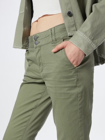 Coupe slim Pantalon chino QS en vert