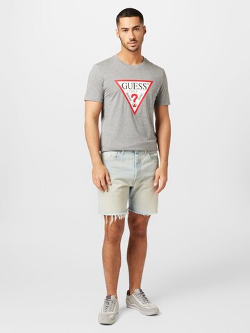 T-Shirt GUESS en gris