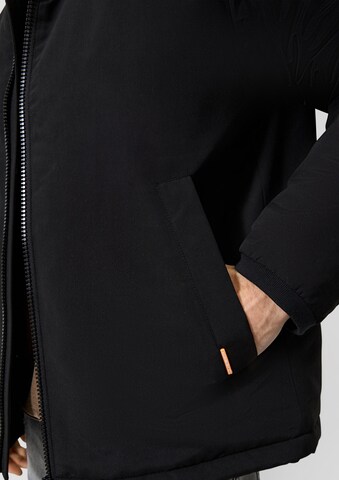 Veste d’hiver QS en noir : sur le côté