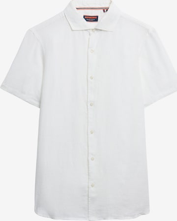 Coupe regular Chemise 'Vacation' Superdry en blanc : devant