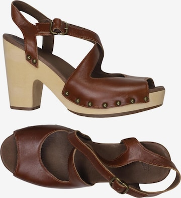 UGG Sandalen 39 in Braun: Vorderseite