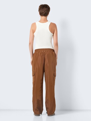 Effilé Pantalon cargo 'SKY' Noisy may en marron