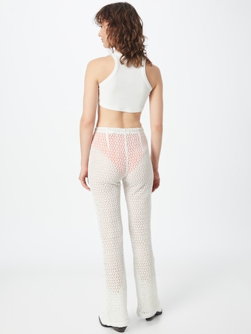 Bootcut Pantalon 'Serena' WEEKDAY en blanc