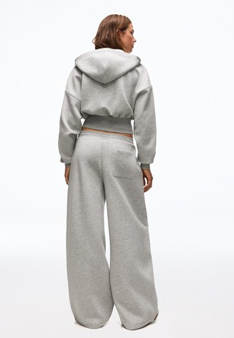 Barrel Pantaloni con pieghe di Bershka in grigio