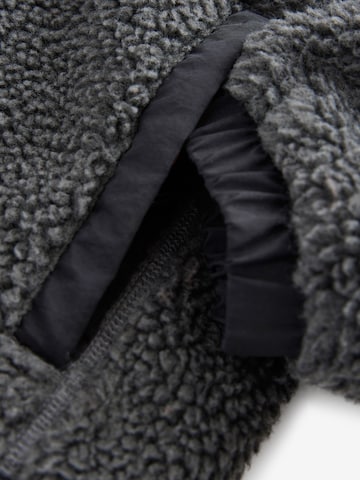 Superdry Välikausitakki värissä musta