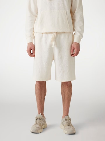 GUESS Loose fit Pants in White: front