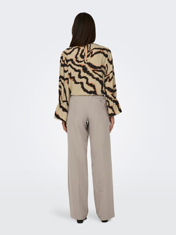 Wide leg Pantaloni con pieghe 'KIRA-MELLIE' di ONLY in beige