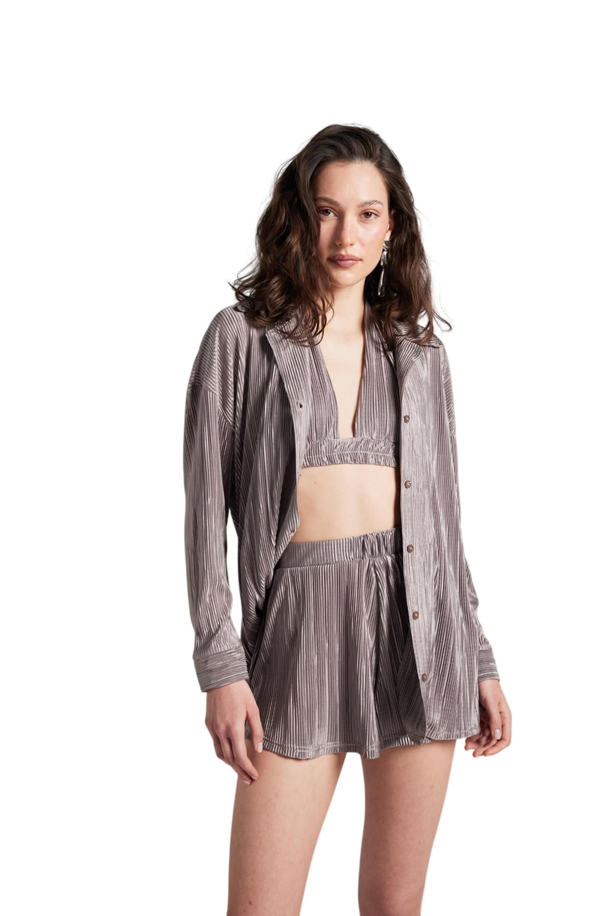 HOLLY LOLLY Bluse in Grau: Vorderseite