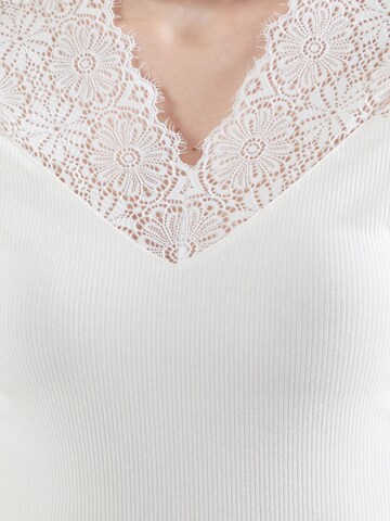 T-shirt 'Camilla' ABOUT YOU en blanc