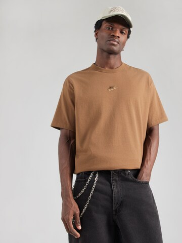 Maglietta 'Premium Essentials' di Nike Sportswear in marrone: frontale