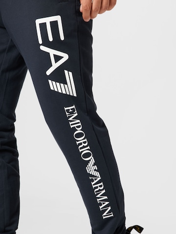 EA7 Emporio Armani Дънки Tapered Leg Панталон в синьо