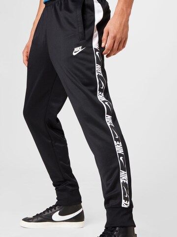 Nike Sportswear Zwężany krój Spodnie 'Repeat' w kolorze czarny