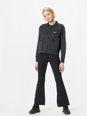 Flared Pantaloni di Nike Sportswear in nero