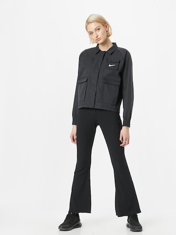 Nike Sportswear Rozkloszowany krój Spodnie w kolorze czarny