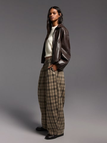 Bershka Barrel Kalhoty se sklady v pase – béžová