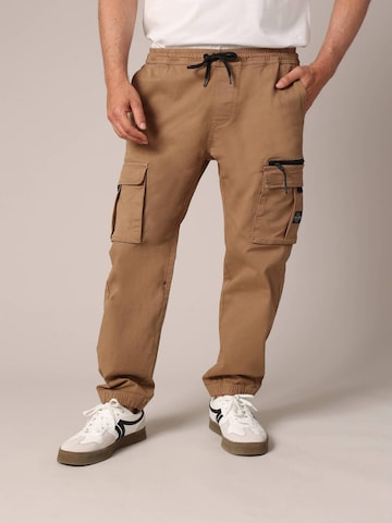 Effilé Pantalon cargo 'MONROE' Deeluxe en marron : devant