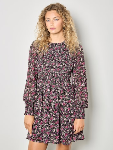 Apricot Ditsy Floral Smocked Mini Dress ' ' in Pink: Vorderseite