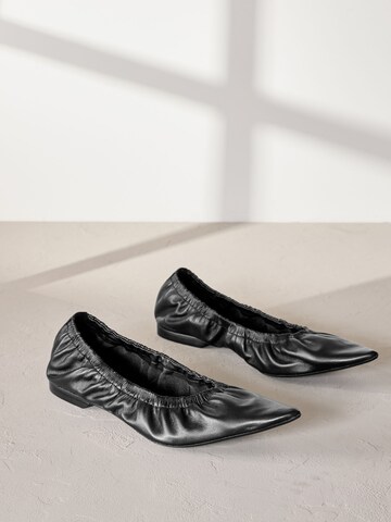 Next Ballerina 'Signature Premium' in Zwart