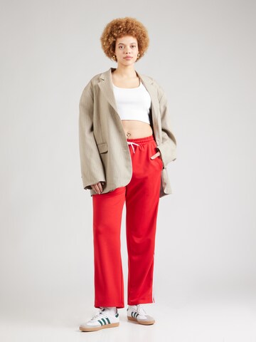 Loosefit Pantaloni 'CARCARMEN' di ONLY Carmakoma in rosso