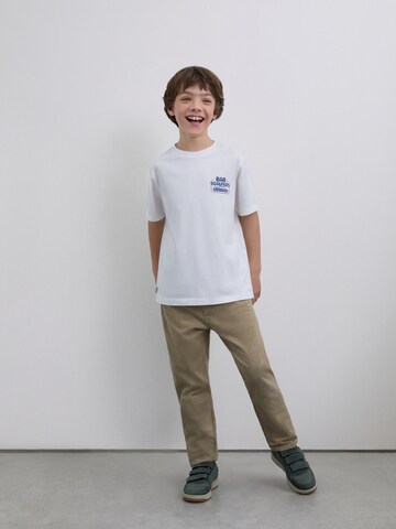 Tricou de la Scalpers pe alb: față