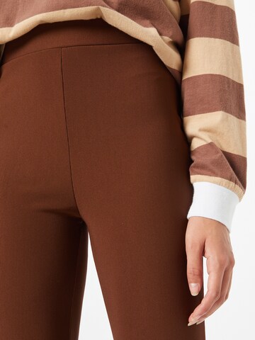 Flared Pantaloni di Koton in marrone