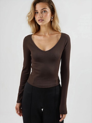 Busem - Camisa em castanho: frente