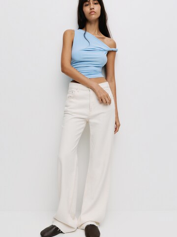 Top de la Pull&Bear pe albastru