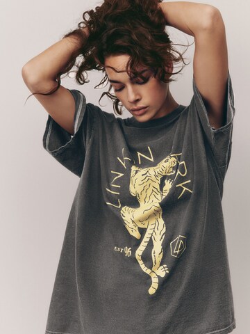 Next T-Shirt in Grau