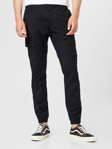Calvin Klein Jeans Дънки Tapered Leg Карго панталон в черно: отпред