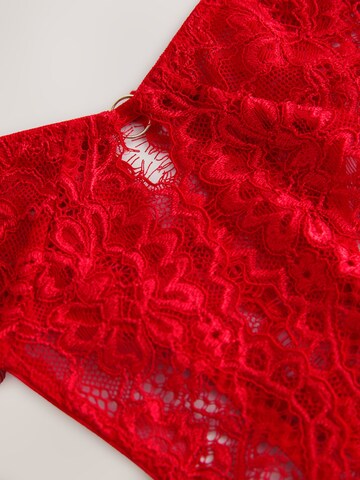 Next Отворени прашки в червено